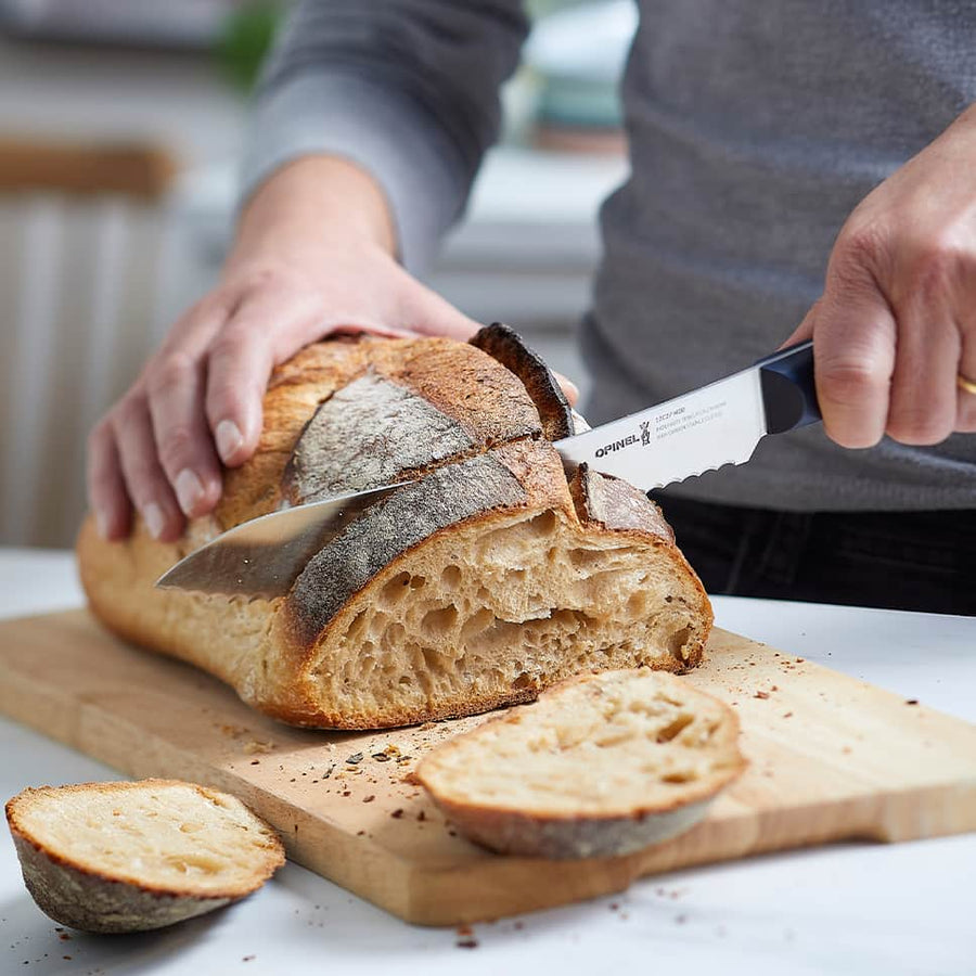 N°216 Bread knife Intempora cutting through sourdough bread. 